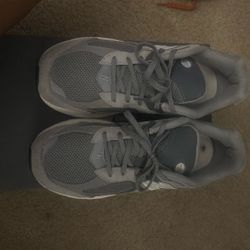 New Balance 860v12 Gray Sneakers – Women’s Size 7(Great Condition)