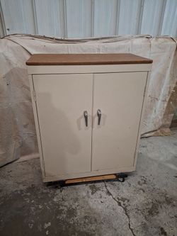 Metal cabinet