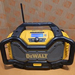 Dewalt 20V MAX Bluetooth Radio with built-in Charger No Low Offers/Trades Pls,  Price is Firm Pick up in Burien Yes Available 
