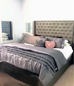 Tufted Upholstered Headboard with Crystal Buttons whit 2 box spring .