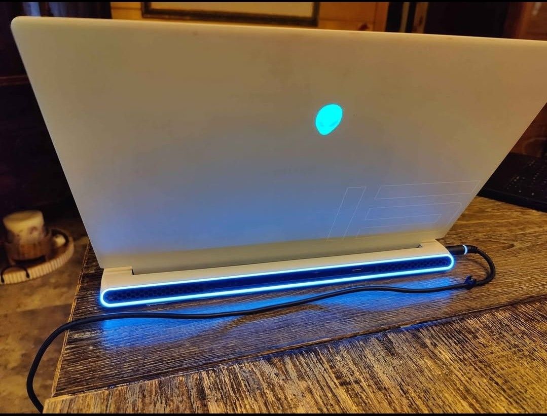Alienware x15 r2 Gaming Notebook