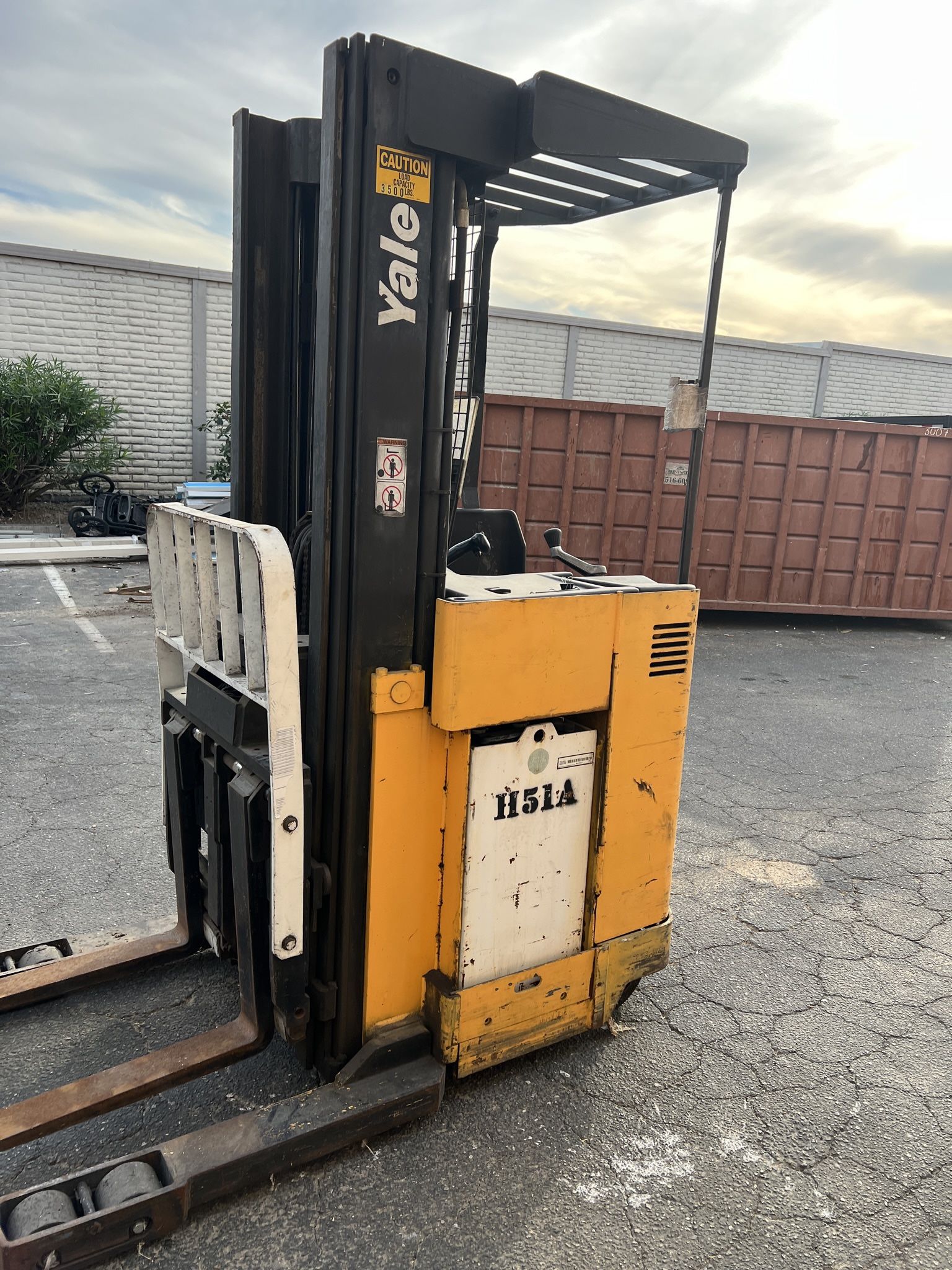 Yale Forklift 3stage sideshift + 3 phase charger