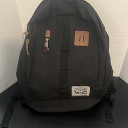 This Levi's backpack is the perfect accessory for anyone in need of a stylish and functional bag. The medium-sized bag is made of durable canvas mater