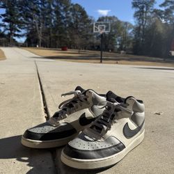 Nike Court Visions Men’s Mid Top Shoe 