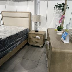 4pc Queen Bedroom Set ✨ Easy Financing Available ✨ No Credit Needed 