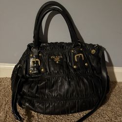 𝐏𝐫𝐚𝐝𝐚  Nappa Gaufre Tote Bag