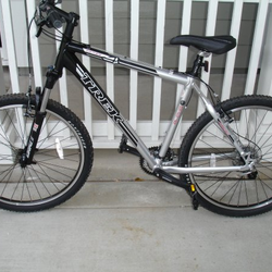 Trek 4300 Mountain Bike – Large 19.5” Frame – RockShox Fork – Great Condition