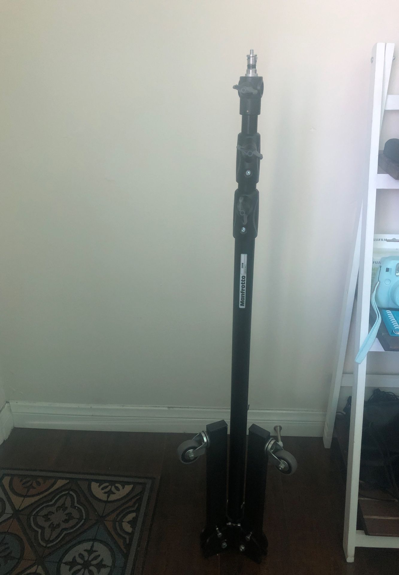 Manfrotto 299B video/camera/lighting monopod with wheels