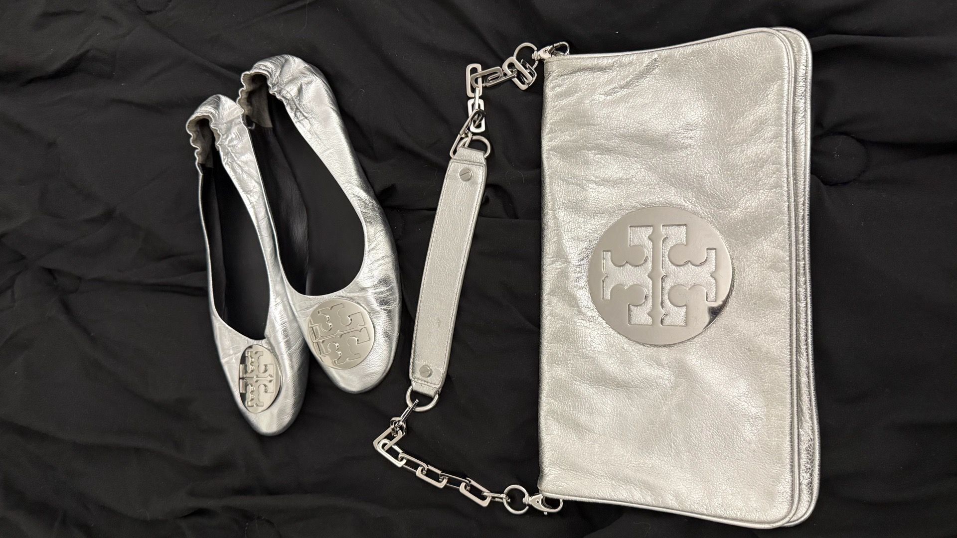 SET Tory Burch Reva metallic silver leather clutch bag &ballet flats.