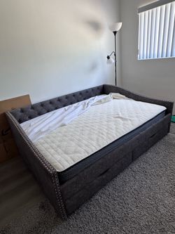 Full Size Day Bed with Mattress