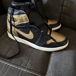 Nike Air Jordan 1 Retro High - Black & Metallic Gold size 13m