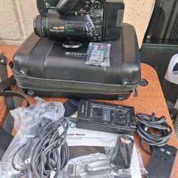 Sony Handycam Hi8 stereo camcorder. All Accessories Included.