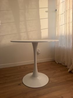 White Tulip Style Pedestal Dining Table