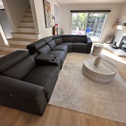 Electric Reclining modular Sofa. Excellent Like New! Seats 6 With Three Electric Recliners!