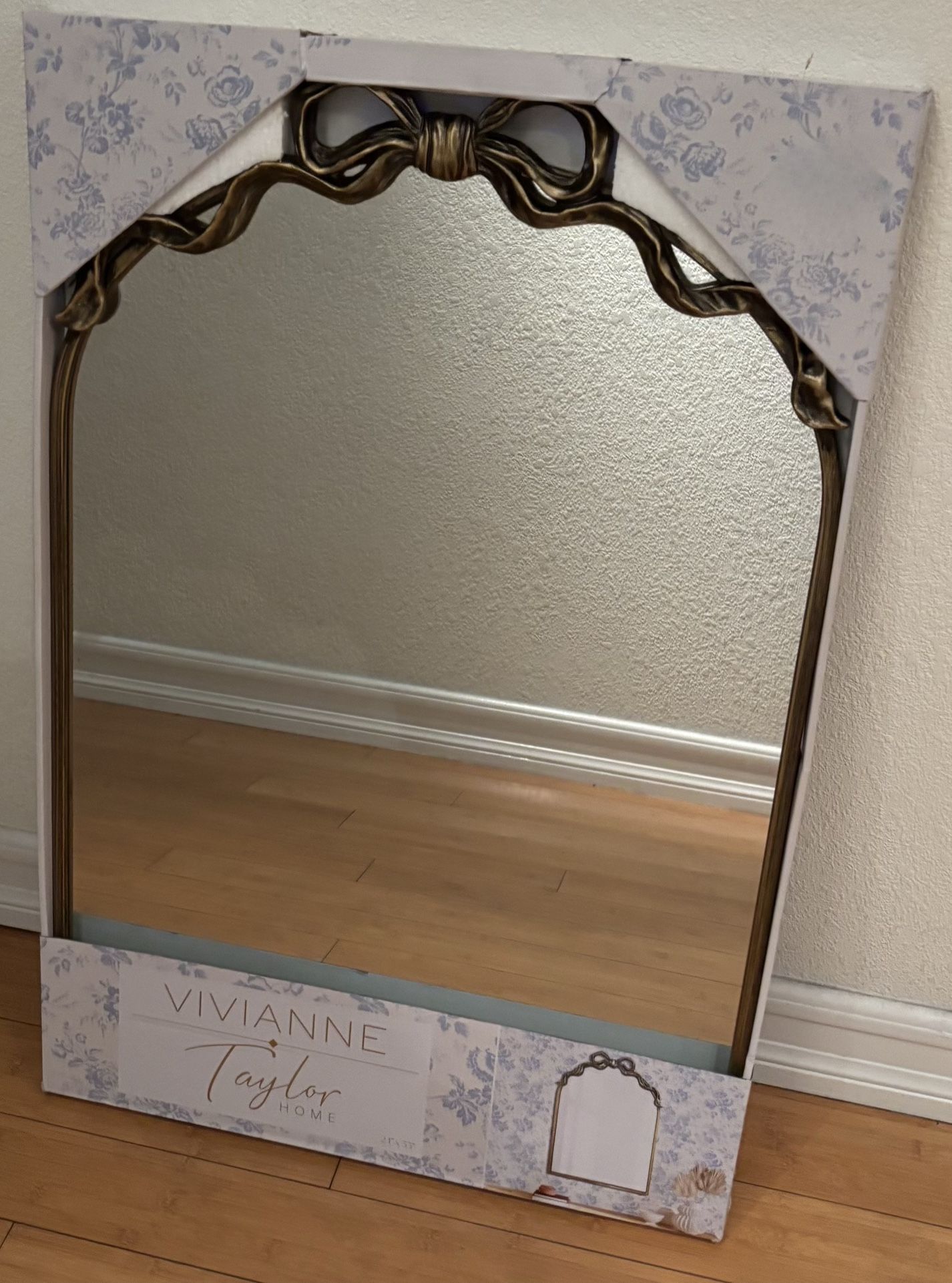 New Vivianne Taylor Bow Mirror 🎀