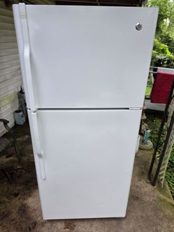 GE Adora  Refrigerator/Freezer with Ice maker