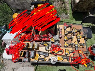 While sale de Walt tools/ Milwaukee