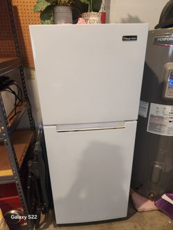Refrigerator with freezer in white