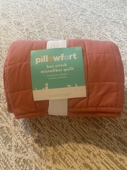 NEW Pillowfort Twin Quilt