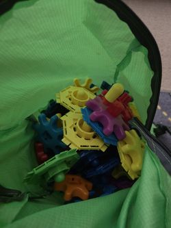 Gear connector toy