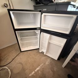 Black & Decker 3.3 Cu Ft Mini Fridge with Freezer – Works Great