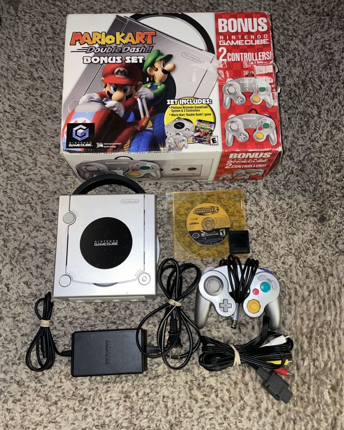 SILVER NINTENDO GAMECUBE CONSOLE WITH VIDEO GAME & CONTROLLER