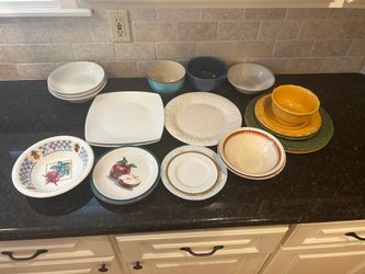 Lot of dinner plates and bowls