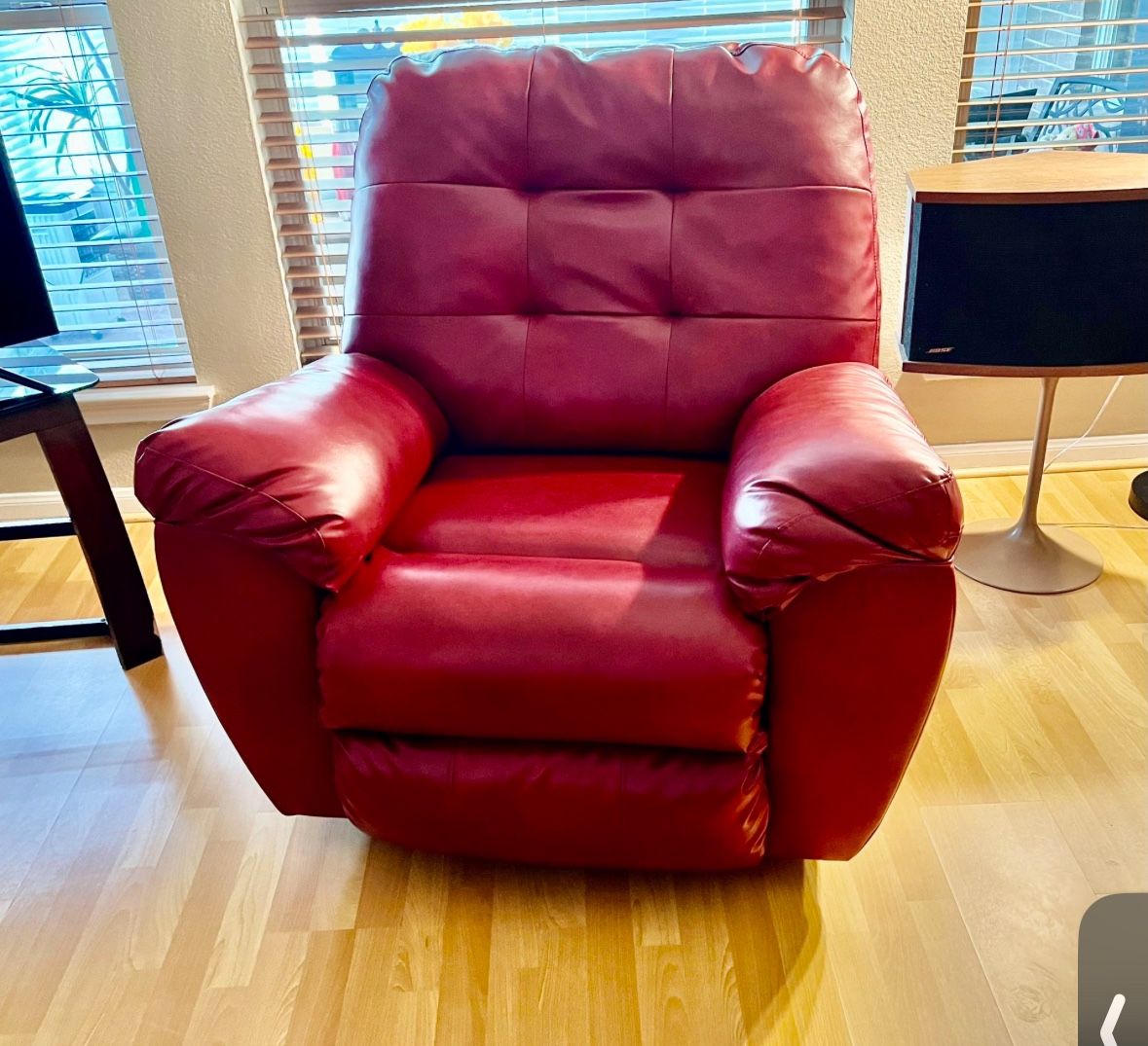 Red Leather Recliner/ Reclinable Rojo
