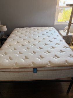 LIKE NEW 14” Queen Hybrid Mattress