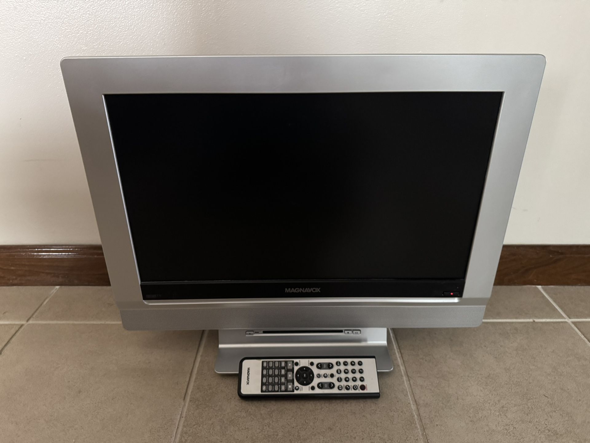 20” Magnavox Analog / Built In DVD player Tv