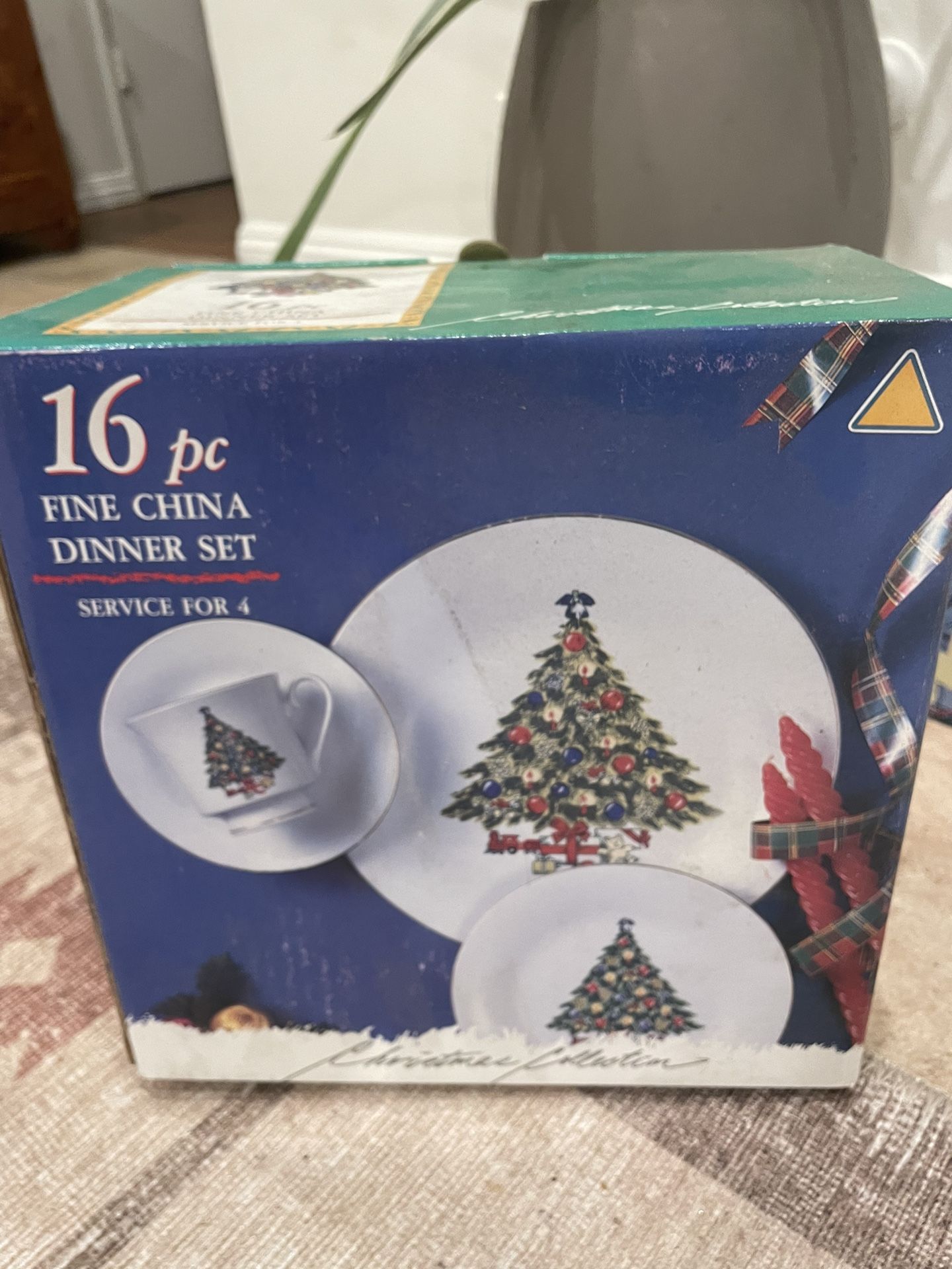 16 Pieces Fine China Set Christmas