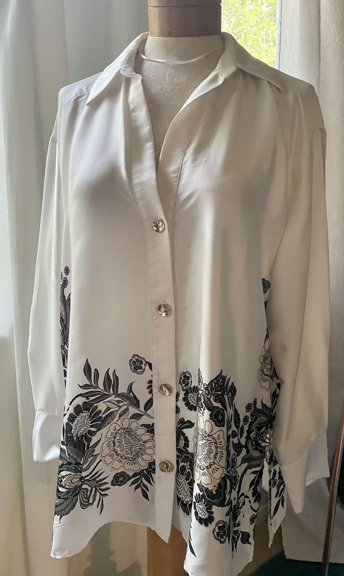 Satin printed shirt Lapel collar shirt with V-neckline and long sleeves. Low finish with side slits. Front closure with gold buttons. ZARA blouson 