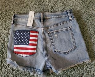 NEW Francesca’s Distressed Denim Shorts Size 26 – American Flag Pocket