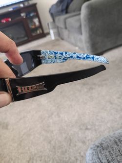 Men's locs blue bandana symbol inside