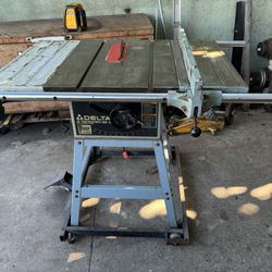 Delta Contractor Table Saw In Excellent Condition 