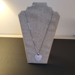 A Beautiful Heart Shaped Necklace Silver Plated  . Great For Valentines Day .   Size  . 16"×  2" .  