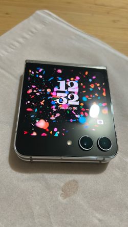 Z FLIP 5 : 512 GB big storage Excellent condition Like New 98%