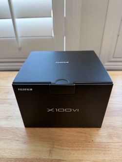 FUJIFILM X100VI in Silver (BRAND NEW)