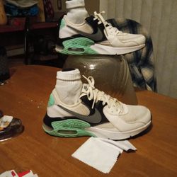 Women's NIKE AIR MAX.  SIZE 8.5