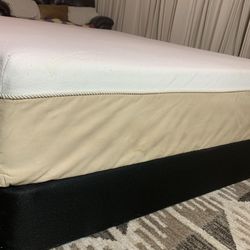 Sealy Posturepedic Memory foam queen mattress and box spring ,it’s very good condition ,it’s very clean 