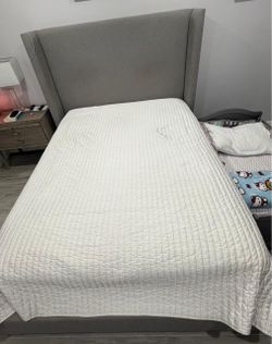 Cama queen con colchón