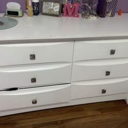 Crib and dresser matching set