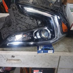 2020 GMC Terrain Passenger Side HID Headlight $350