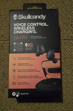 Skullcandy Voice control. Wireless charging