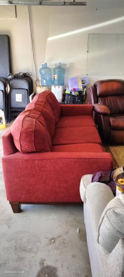 Selling a couch Free