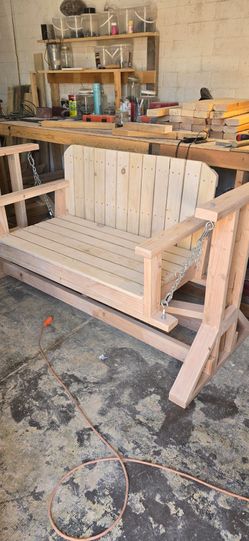Swinging bench