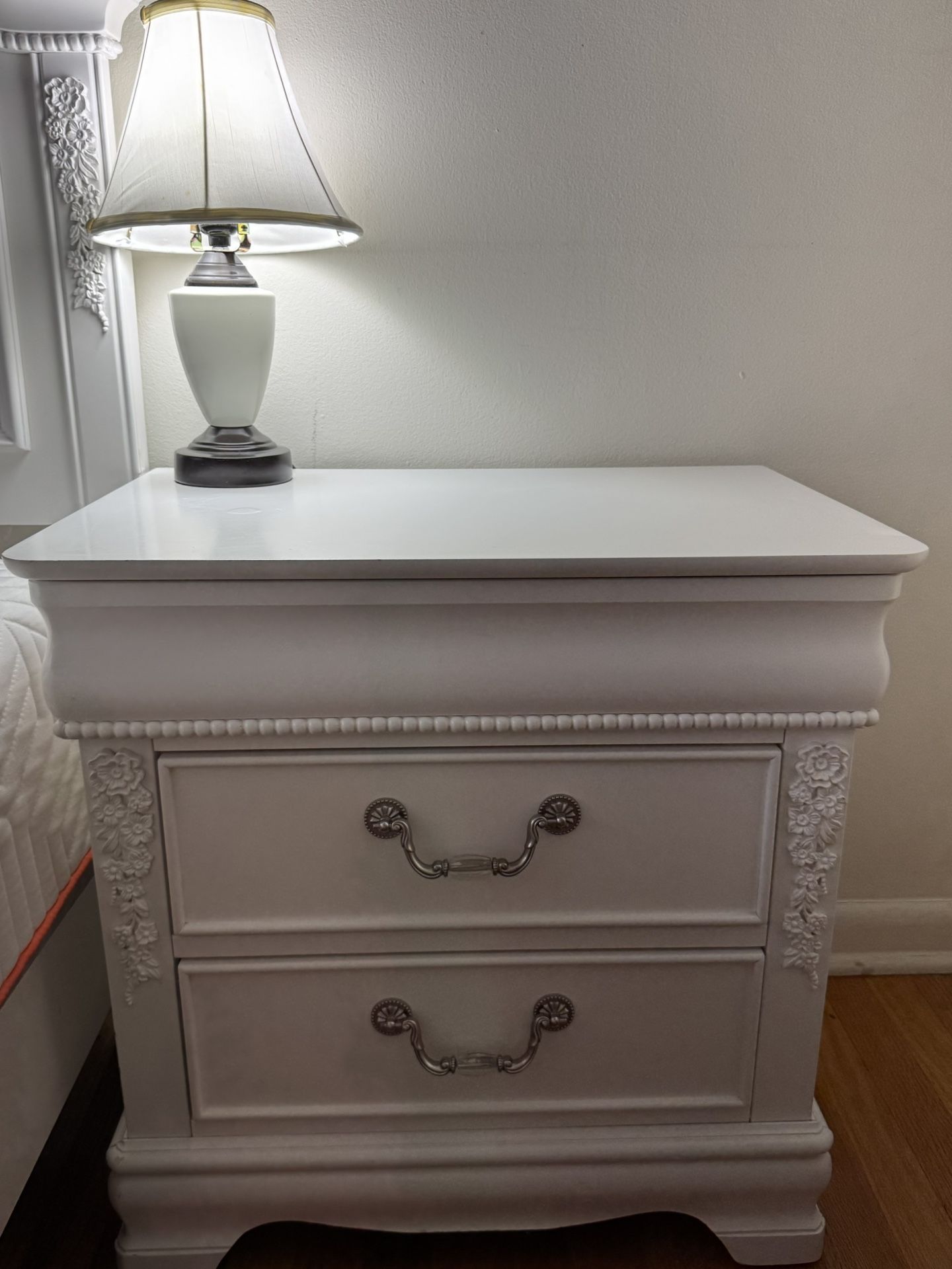 Super cute white night stand