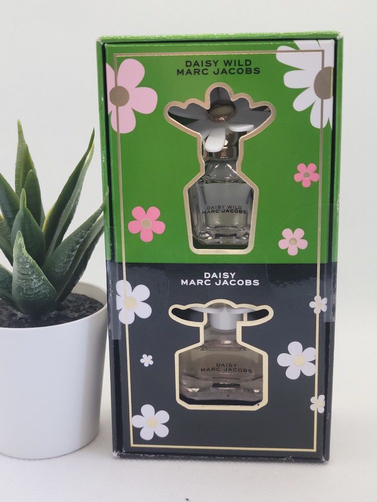 Marc Jacobs Fragrances 

Mini Daisy Duo Perfume Gift Duo Set
Daisy Wild & Daisy 

.13 fl  Each  (2 available)