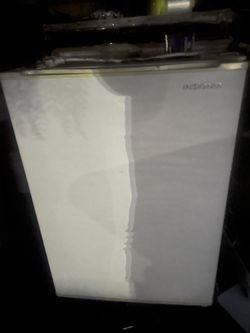 INSIGNIA MINI FRIDGE