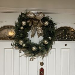 Christmas Holiday Wreath, Pre-lit Battery Operated 